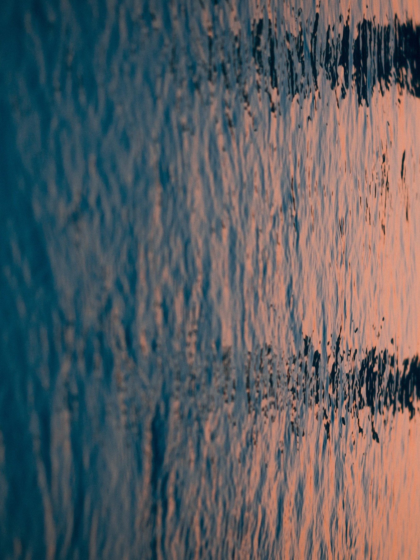 Reflexos de luz sobre a água representando equilíbrio e transformação